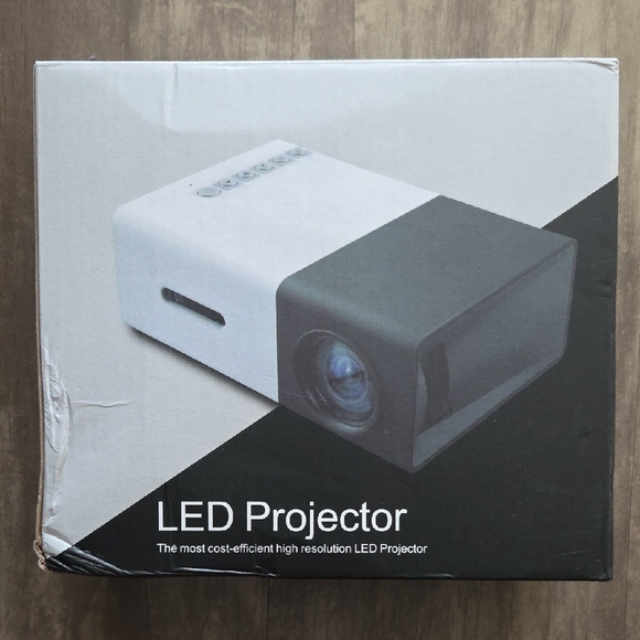Mini LED Projector - Picture 1 of 3